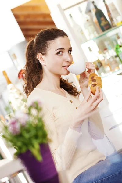 Beautiful Young Smiling Woman Croissant Cup Coffee Her Hands Cafe — Stock Photo, Image