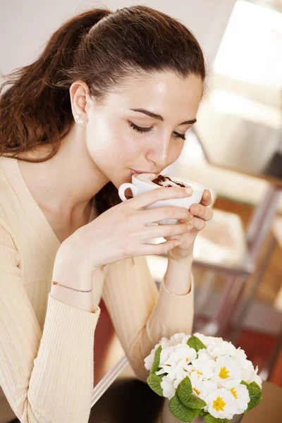 在咖啡店 冰激凌店和糕点店 年轻美丽的微笑的女子正在喝咖啡 她喜欢他的卡布奇诺 — 图库照片