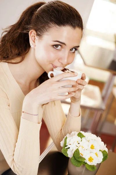 Krásná Usmívající Mladá Žena Pije Šálek Kávy Kavárně Kavárna Kavárna — Stock fotografie