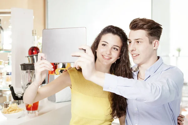 Młoda Uśmiechnięta Para Robi Sobie Selfie Białą Cyfrową Tabletką Chłopak — Zdjęcie stockowe