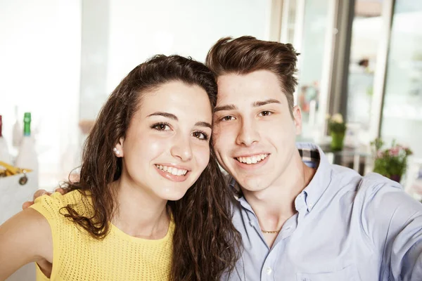 一个在爱情中微笑的年轻夫妇的画像 男朋友和女朋友看着相机 一起拍照 — 图库照片