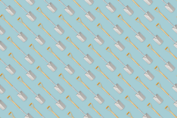 Бесшовный узор с садовым инструментом и садовым оборудованием, лопата с деревянной ручкой, изолированный вид сверху на светло-голубом фоне. Обёртка шаблона для теплицы или цветочного магазина.