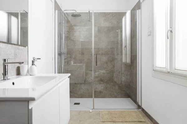 Nowoczesna Łazienka Zlew Mydłem Prysznic Szklanymi Drzwiami Wyposażone Marmur Beżowe — Zdjęcie stockowe