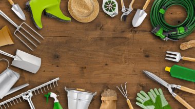 Bahçe aletleri. Üst görünüm ahşap masa arkaplanında kopya alanı ile izole edildi. Çevrimiçi alışveriş, çiçekçi dükkanı ya da sera için pankart. Budama, bahçecilik ve sebze bahçesi.