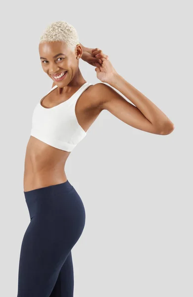 Entrenamiento Fitness Mujer Sonriente Estirando Los Brazos Espalda Atleta Africana — Foto de Stock