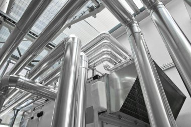 Hvac boruları, ısıtma, havalandırma, havalandırma ve soğutma sistemi, havalandırma sistemi dışarıdaki duvardan geçirilmiş. Oda konforu için iklim sistemi