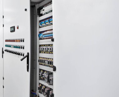 Endüstriyel süreçlerin otomasyon ve sistem kontrolü için elektrik ve elektronik panel dolabı, Hvac, ısıtma, havalandırma, havalandırma ve soğutma yönetimi. Kopyalama alanı arkaplanı