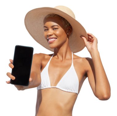 Yaz tatili. Cep telefonu ekranı gösteren bir kadın. Bikini ve güneş şapkası takıyor. Çevrimiçi alışveriş veya deniz seyahati tatil beldesi rezervasyonu kavramı