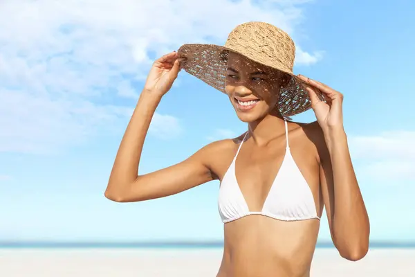 Mujer Joven Feliz Sonriendo Lado Playa Usando Sombrero Sol Bikini Imagen de archivo