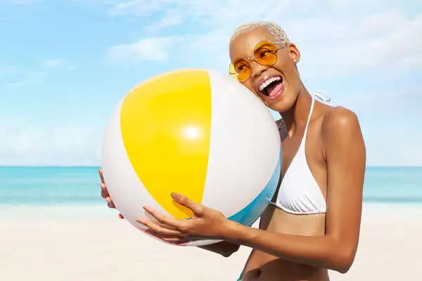 Chica Feliz Lado Playa Sostiene Pelota Playa Inflable Con Gafas Imágenes de stock libres de derechos
