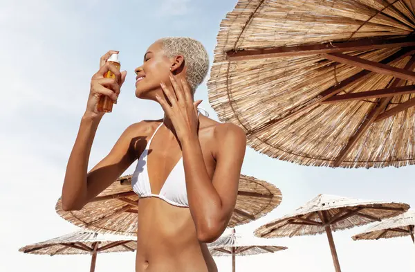 Женщина Пляже Защищает Себя Солнца Нанося Солнцезащитный Лосьон Лицо Соломенным Лицензионные Стоковые Фото