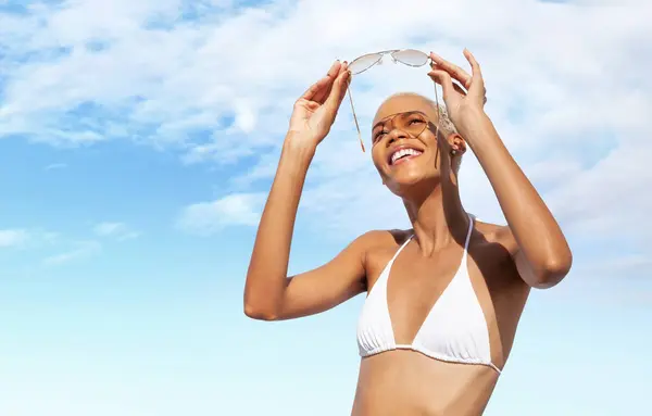 Donna Felice Sulla Spiaggia Protegge Dal Sole Indossando Occhiali Sole Foto Stock Royalty Free