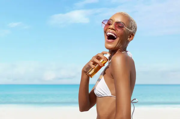 Donna Spiaggia Applicando Crema Solare Alla Pelle Cura Protezione Solare Fotografia Stock