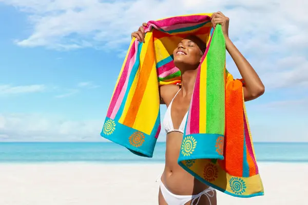 Счастливая Женщина Берегу Завернутая Красочное Полотенце Африканская Латиноамериканка Наслаждается Солнечным Стоковая Картинка