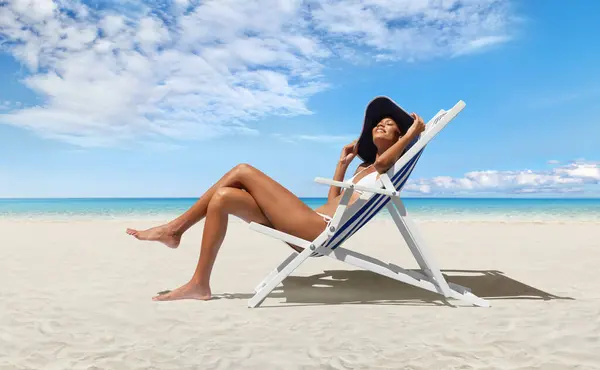 Gelukkige Vrouw Aan Het Strand Strandligstoel Zonnebaden Zonnehoed Een Zonnige Stockfoto
