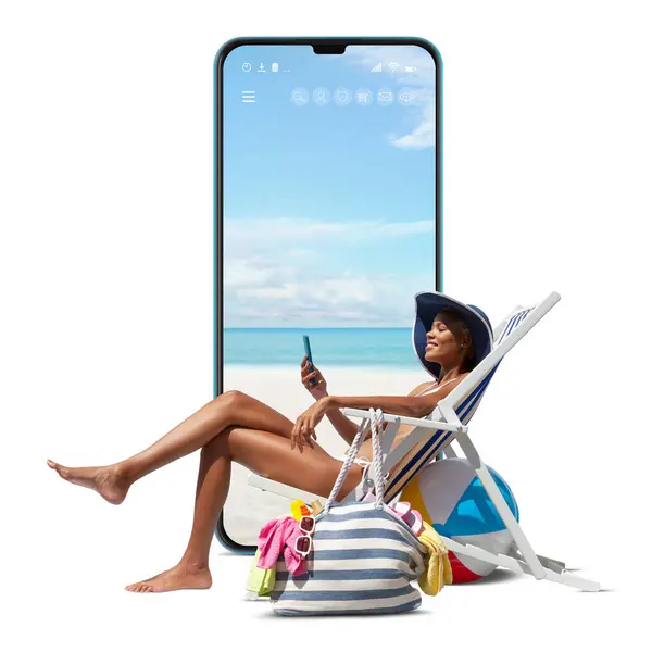 Счастливая Женщина Пляже Шезлонге Загорает Изолированная Экраном Мобильного Телефона Белом Лицензионные Стоковые Изображения