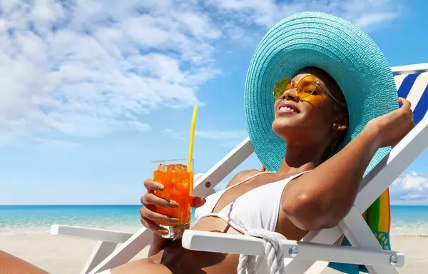 Счастливая Женщина Загорает Пляжном Шезлонге Надевает Солнцезащитные Очки Шляпу Пьет Лицензионные Стоковые Изображения