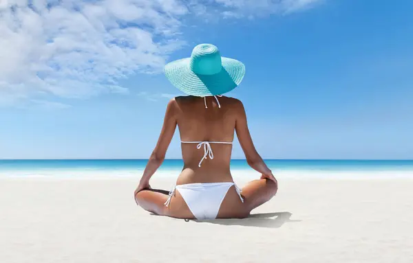 Портрет Щасливої Жінки Сонячному Капелюсі Гарячому Літньому Пляжі Насолоджуючись Відпочинком Стокове Зображення
