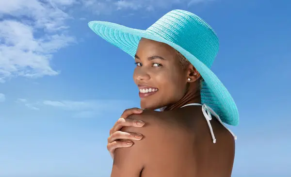 Portrait Happy Woman Wearing Sun Hat Hot Summer Beach Enjoying Rechtenvrije Stockfoto's