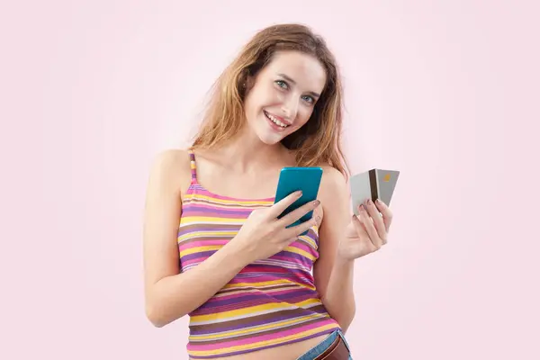 Щаслива Усміхнена Молода Жінка Використовує Свій Мобільний Телефон Кредитну Картку Стокова Картинка