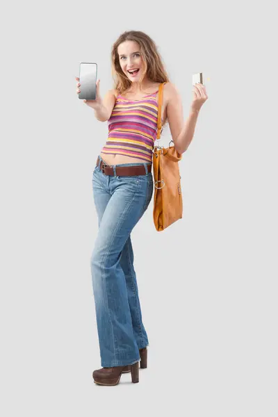 Усміхнена Молода Жінка Показує Екран Мобільного Телефону Кредитну Картку Під Стокове Фото