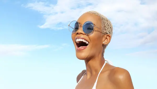 Szczęśliwa Młoda Śmiejąca Się Kobieta Przy Plaży Nosząca Okulary Przeciwsłoneczne Obraz Stockowy