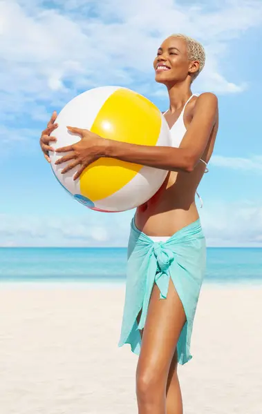 Usmívající Dívka Pláži Drží Nafukovací Plážový Míč Sobě Bikiny Pareo Stock Obrázky