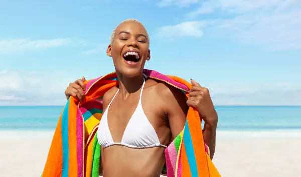 Szczęśliwa Kobieta Plaży Owinięta Kolorowy Ręcznik Afrykańska Latynoska Amerykanka Ciesząca Zdjęcia Stockowe bez tantiem