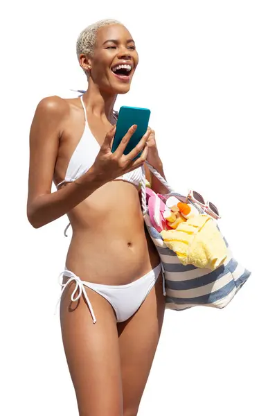 Szczęśliwa Kobieta Stronie Plaży Bikini Trzymająca Torbę Plażową Korzystająca Telefonu Obrazy Stockowe bez tantiem