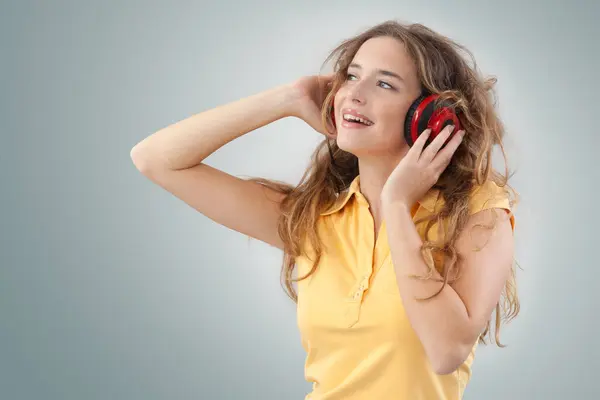 Portret Młodej Kobiety Która Słucha Muzyki Przez Czerwone Słuchawki Spogląda Zdjęcie Stockowe
