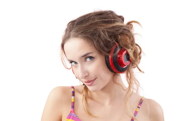 Portret Młodej Uśmiechniętej Kobiety Słuchającej Muzyki Przez Czerwone Słuchawki Patrzącej Obrazy Stockowe bez tantiem