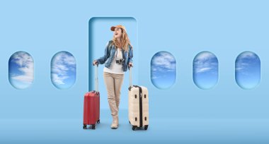 Gülümseyen mutlu genç kadın turist, tramvay valizi ve boynundaki kamerayla seyahat ediyor, arka planda uçak pencerelerinin grafikleriyle izole edilmiş. Online uçuş bileti rezervasyonu kavramı