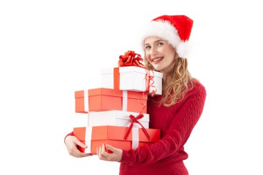 Beyaz arka planda izole edilmiş Noel Baba şapkası takan neşeli bir kadın elinde bir sürü kırmızı Noel hediyesi kutusu tutuyor. Satılık tatil promosyonları, online alışveriş reklamları ya da hediye kartı için mükemmel.