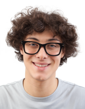 Gülümseyen ve yakışıklı genç adam gözlük takıyor. Mavi gözleriyle kameraya bakıyor, beyaz arka planda gözlüklü bir adam portresi.