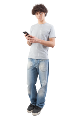 Genç bir adam, gülümseyen ve yakışıklı, kulaklıklı akıllı telefonunu müzik veya sesli mesaj dinlemek için kullanıyor. Mavi gözleriyle kameraya bakıyor, beyaz arka planda tüm vücudunu çekiyor.