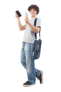 Gülümseyen, yakışıklı, cep telefonu ve kredi kartı gösteren, kot pantolon ve omuz çantalı, beyaz arka planda izole edilmiş tişört giyen genç bir adam.