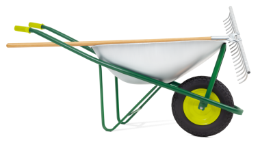 Tırmıklı el arabası, beyaz arka planda izole edilmiş. Bahçe aletleri sebze bahçesi işi ya da çimenlik ve bitki bakımı için. Bahar konsepti, çevrimiçi alışveriş afişi