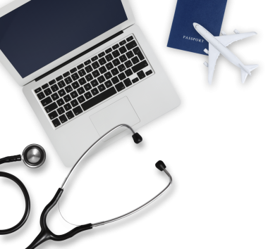 Pasaport, uçak, bilgisayar ve steteskop manzarası beyaz arka planda izole edilmiş, sağlık sigortası seyahat konsepti ister yaz tatili ister iş gezisi olsun. Sağlık ve Güvenlik