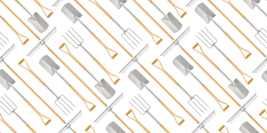 Bahçe aletleri ve bahçe aletleriyle kusursuz desen ahşap saplı tırmık, kürek ve çatal beyaz arka planda izole üst manzara. Sera ya da sebze bahçesi için paket şablonu.