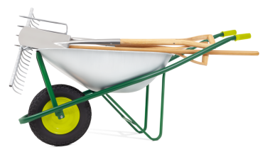 Tırmık, kürek ve çatallı el arabası, beyaz arka planda izole edilmiş. Bahçe aletleri sebze yetiştirme, tarım ya da ekme için. Bahar zamanı, online alışveriş için pankart