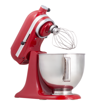 Ev yemekleri için klasik parlak kırmızı mutfak mikseri, beyaz bir arka planda izole edilmiş ön cepheden cihazlar. Çelik karıştırma kasesi, eğik başlı çırpma mekanizmasıyla merkezlenir. 