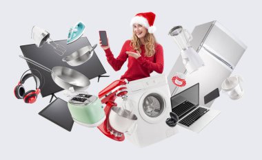 Elektronik eşya mağazası Noel alışverişi, ev aletlerini gösteren akıllı telefonlu gülümseyen bir kadın, en iyi teklifler ve Noel terfisi satışları, online reklam afişi alışverişi