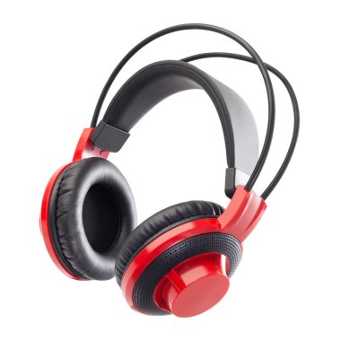 Müzik dinlemek veya video oyunları oynamak için uygun beyaz arkaplanda izole edilmiş kırmızı ve siyah kulaklıklar