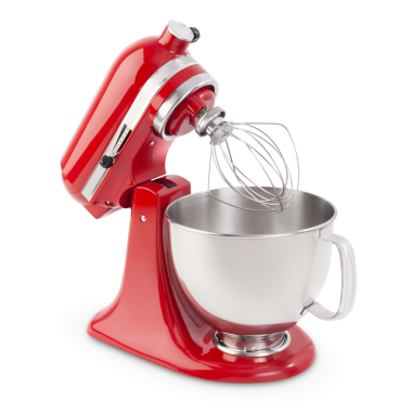 Ev yemekleri için klasik parlak kırmızı mutfak mikseri, beyaz bir arka planda izole edilmiş ön cepheden cihazlar. Çelik karıştırma kasesi, eğik başlı çırpma mekanizmasıyla merkezlenir. 