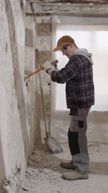 Dikkat dağınıklığı ve dikkat eksikliği nedeniyle çekiç ve keski kullanan beceriksiz bir inşaat işçisi, güvenlik ve düzgün alet kullanmanın önemini vurguladı