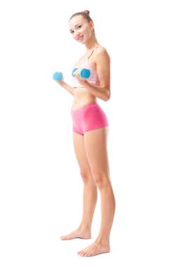 Spor yapmak için küçük halterlerle ayakta duran gülümseyen genç kadın kameraya bakıyor. Sağlıklı yaşam tarzı, dayanıklılık eğitimi, sağlık ve aktif yaşam konsepti. Beyaz arkaplanda izole