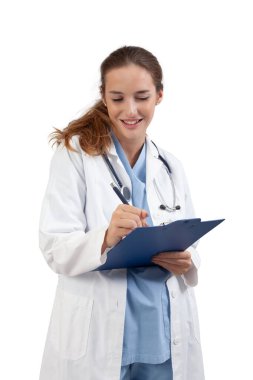 Beyaz önlüklü gülümseyen kadın doktor bir reçete ya da hasta notlarını panoya yazıyor. Steteskopu beyaz arka plan, sağlık hizmetleri ve tıbbi konsept üzerinde izole edilmiş tıbbi uzman..