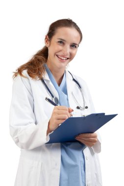 Beyaz önlüklü gülümseyen kadın doktor bir reçete ya da hasta notlarını panoya yazıyor. Steteskopu beyaz arka plan, sağlık hizmetleri ve tıbbi konsept üzerinde izole edilmiş tıbbi uzman..