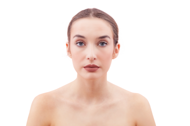 Kameraya bakarken makyaj yapan genç bir kadının portresi. Cilt bakımı, güzellik ve güzellik ürünleri konsepti. Arka planda izole edilmiş