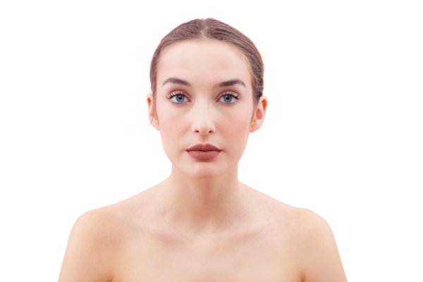 Kameraya bakarken makyaj yapan genç bir kadının portresi. Cilt bakımı, güzellik ve güzellik ürünleri konsepti. Arka planda izole edilmiş